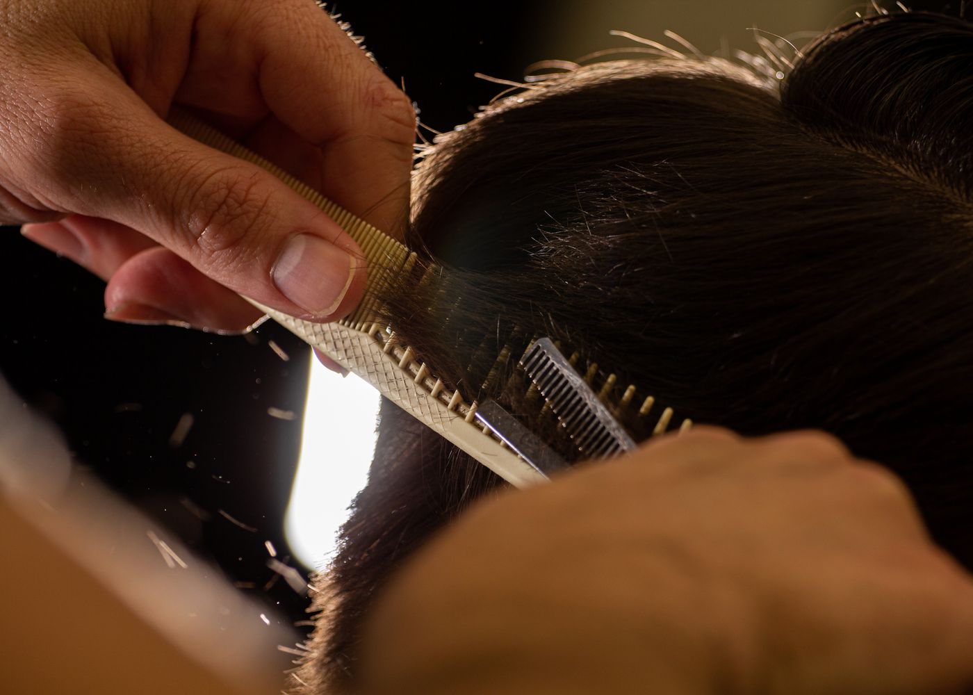 Profesional cortando el pelo en un salón